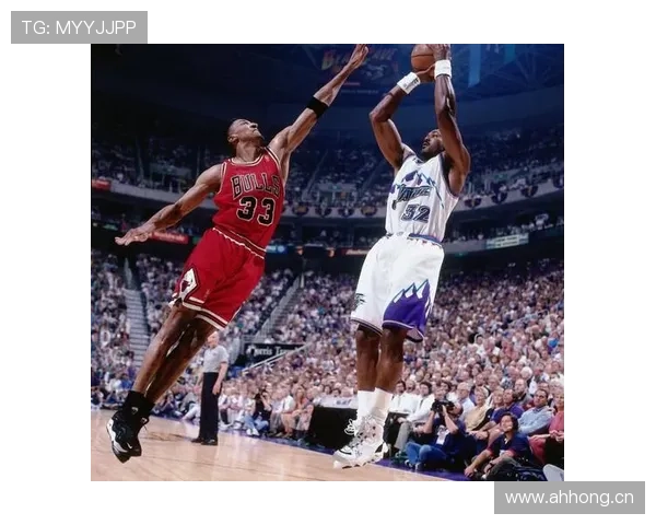 马尔蒂尼传球视野展现顶级防守球员的组织能力