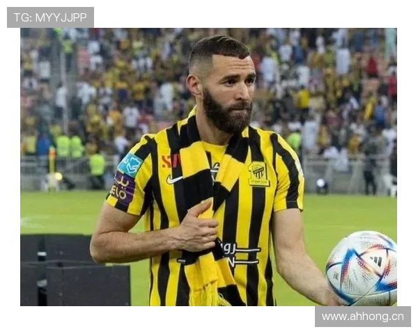 为什么说本泽马是最聪明的前锋？无球与串联的极致体现